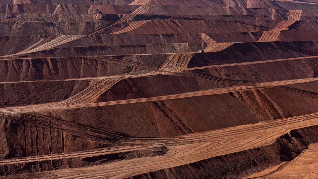 Terraplenos de rejeito de minério de ferro empilhado a seco com marcas de máquinas